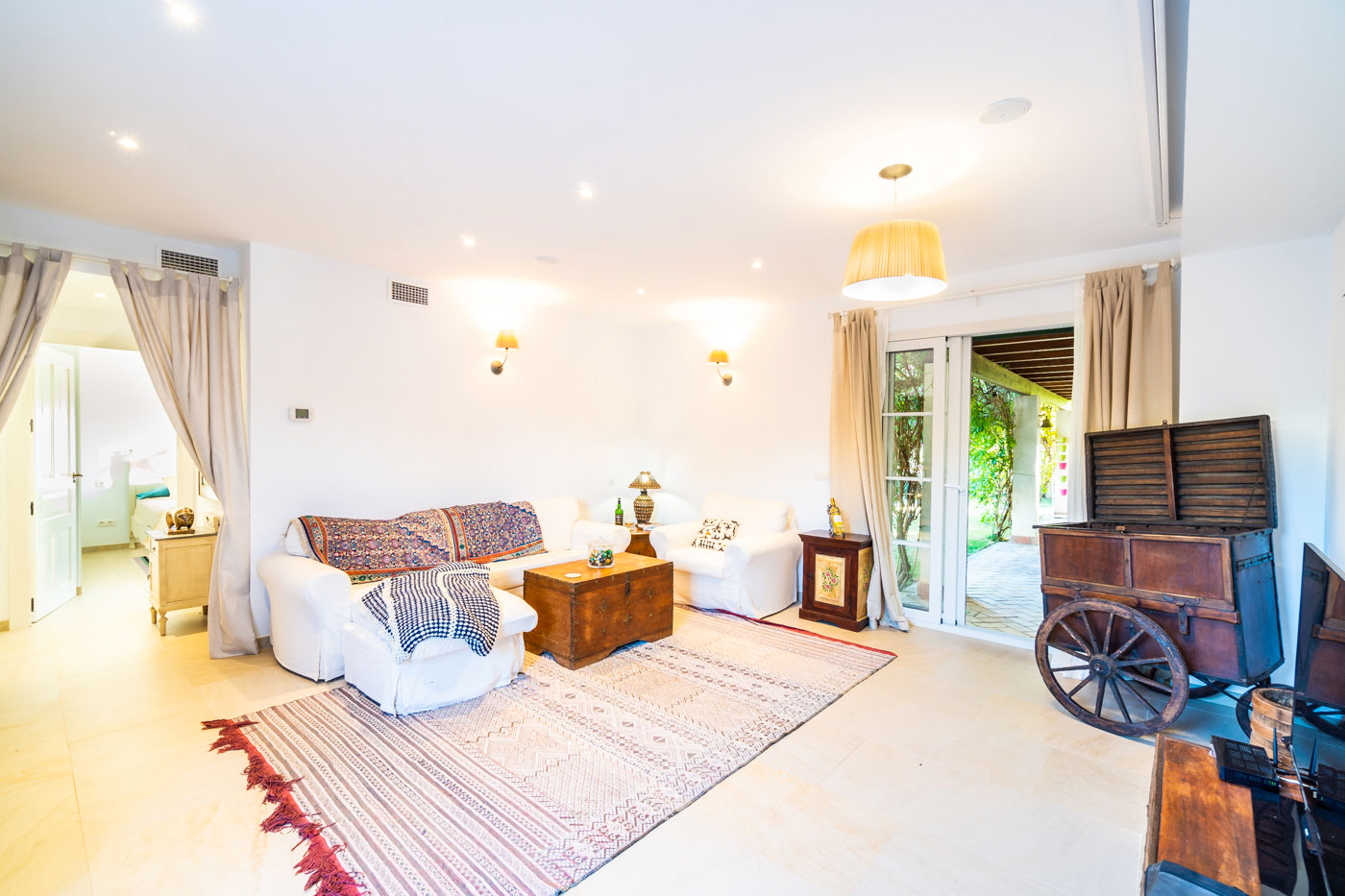 Sala de estar con puertas que se abren a porche / terraza